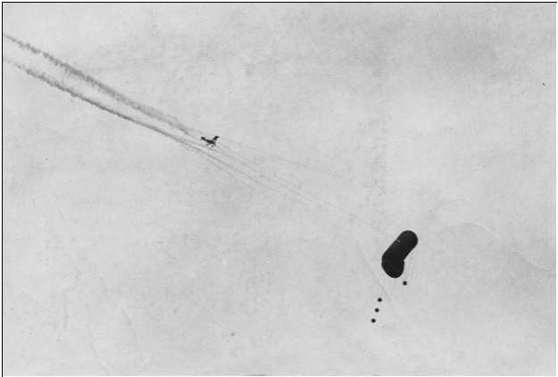 Атака германского аэростата французским истребителем Ньюпор с применением ракет Ле-Приера