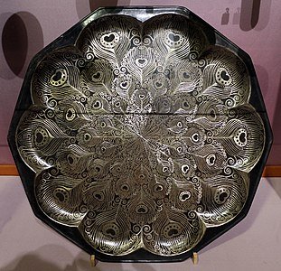 Поднос с павлином, 1914 г., Жан Дюнан. Никель и серебро в дизайне павлиньих перьев