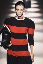 Модель с показа мод Givenchy