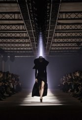 Модель с показа мод Givenchy