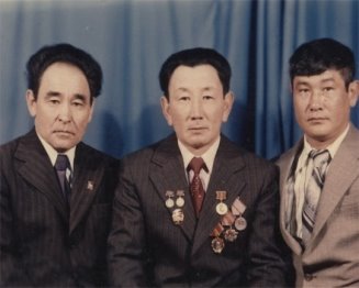 С.Нимгиров (в центре)