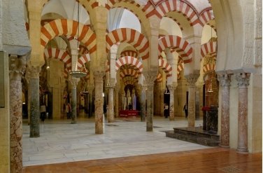Интерьер Кордовской соборной мечети. Кордова, Испания. Автор фото: Berthold Werner, лицензия Wikimedia Commons