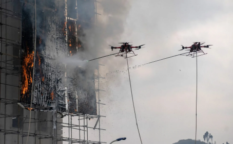 Испытание беспилотных летательных аппаратов при тушении пожара в Китае