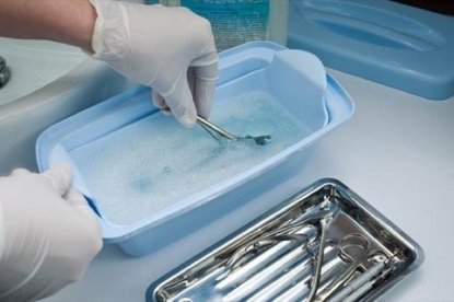 Процесс стерилизации инструментов посредством химических дезинфектантов