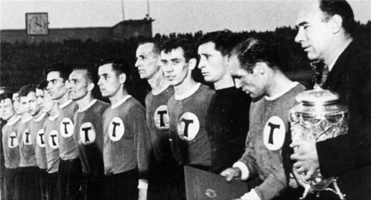 Футболисты московского «Торпедо» с Кубком СССР по футболу
