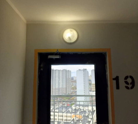 Пример применения LED-светильников в местах общего пользования, г. Мурино, ЖК «Цветной город» (фото автора)