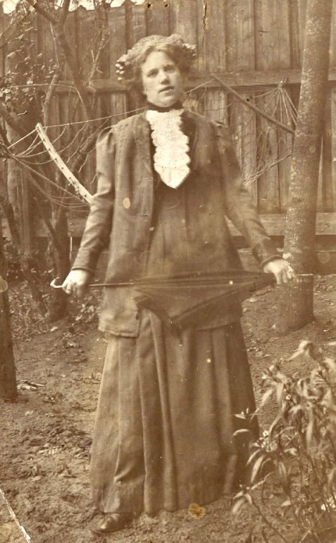 Супруга Леонида Александровича Рюне — Адель Мартыновна Рюне (урождённая Тамби).