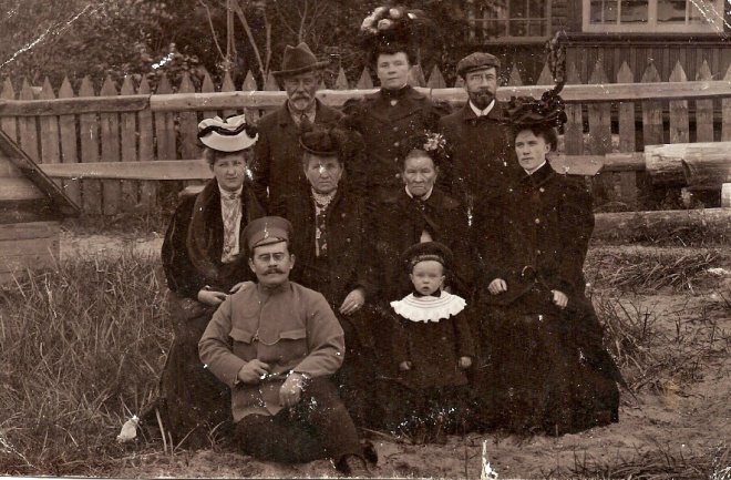 Семейная фотография. Вверху, крайний справа — Леонид Александрович Рюне, по центру крайняя справа — его супруга Адель Мартыновна Рюне (урождённая Тамби). Примерно 1906–1912 гг.