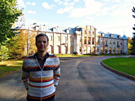 Сергей Тамби у ныне заброшенного здания Курзала. Эстония, Нарва-Йыэсуу, сентябрь 2014 года.