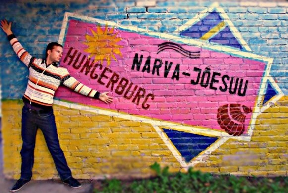 Сергей Тамби с настенными граффити на автобусной остановке. Эстония, Нарва-Йыэсуу, сентябрь 2014 года.