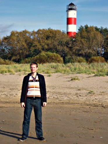 Сергей Тамби на берегу Финского залива, неподалеку от маяка. Эстония, Нарва-Йыэсуу, сентябрь 2014 года.