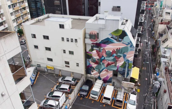 Стена отеля BnA Hotel Koenji в г.Токио в рамках проекта Koenji Mural City Project. [13]