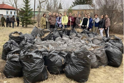 Лицеисты во главе с директором на уборке мусора в дендропарке (апрель 2023 г.)