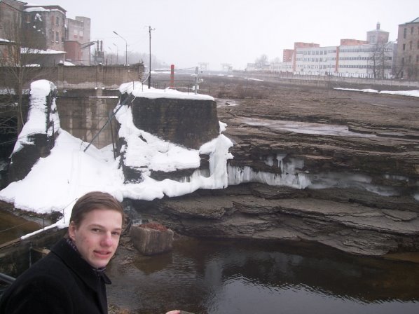 Сергей Александрович Тамби у Нарвских водопадов. Город Ивангород, Ленинградская область, Россия, 21 марта 2010 года. Источник: фотография из архива С. А. Тамби