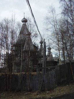 Успенский собор в городе Кемь (построен в 1711–1717 годы); реставрация была начата в 1950-е годы.