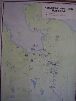 Карта из экспозиции Онежского историко-мемориального музея, согласно которой большинство деревянных церквей, часовен и колоколен в бассейне реки Онега были утрачены.