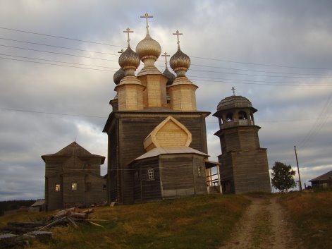 Реставрированная с участием местных жителей церковь Николая Чудотворца (XVII век) в селе Ворзогоры на берегу Белого моря.
