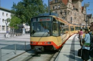 Карлсруэ, трамвайный поезд в городской среде