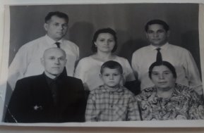 Василий Антонович с женой (вверху) и семьей