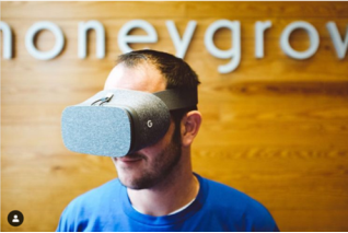 VR-гарнитура для обучения сотрудников в Honeygrow (Источник, режим доступа — https://www.instagram.com/p/BVqR312jTYI/?utm_source=ig_embed)