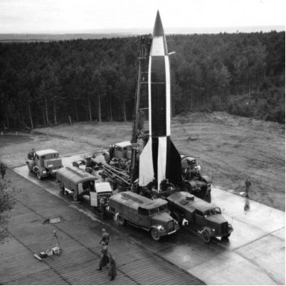 Заправка горючим ракеты Фау-2 на стартовой площадке [7]