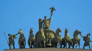 Чугунная колесница богини Ники на триумфальной арке главного штаба (г. Санкт-Петербург)