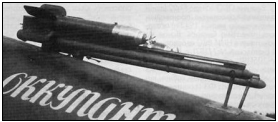 и 2. Ракетные снаряды РОС-82 на орудиях РО-82 на фюзеляже Пе-2 для стрельбы назад