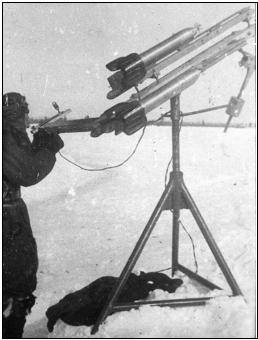 и 4. Самодельные ракетные установки для стрельбы по самолетам на советских аэродромах.