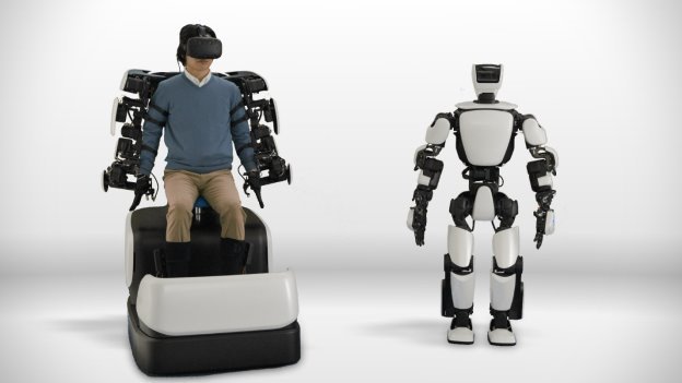 Человек, который управляет в виртуальной реальности роботом Toyota