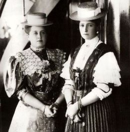 Анна Вырубова (слева) с императрицей Александрой Федоровной (справа)