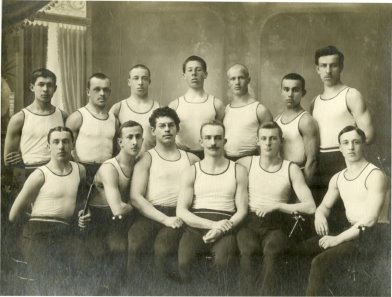 Я. В. Штангль (3-й справа в 1-м ряду) с воспитанниками. Вятка. 1913 (?). ГААО. Публикуется впервые.