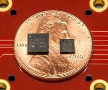Внешний вид чипа Titan для серверов (слева) и чипа Titan M (справа) в сравнении с 1 центом США