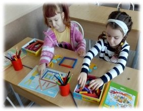 Работа обучающихся с логическими блоками Дьенеша (слева) и цветными палочками Кюизенера (справа)