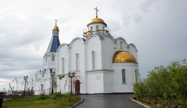 Мемориал "Морякам, погибшим в мирное время" и церковь Спас на Водах ( Мурманск - Мурманская область)