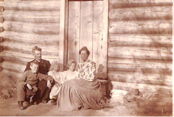 Семья Сильвинских около своего дома в Иркутске
