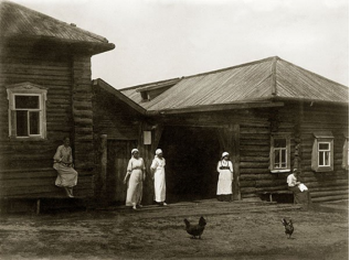 Дом Николая и Марии Сильвинских в с. Чепецко-Ильинское (справа)