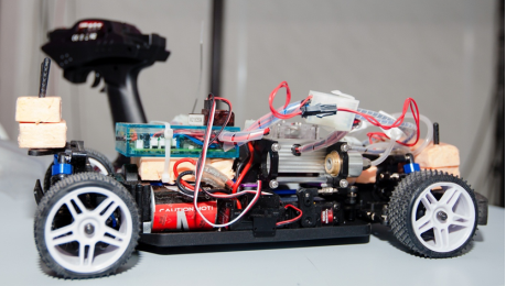 Радиоуправляемая модель автомобиля с подключенным водородным топливным элементом