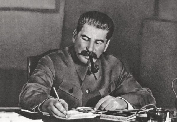 Товарищ Сталин за письмом