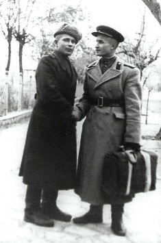 Бебнев Игорь Фёдорович. Румыния. 1945 г. В дни возвращения домой (на фото справа)