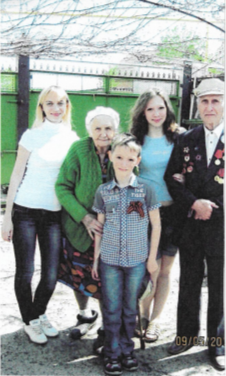 Бебнев И. Ф. и его жена Бебнева А. Ф. в окружении внуков и правнуков. 2015 г.