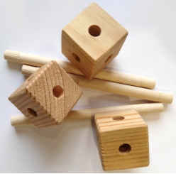 Деревянные кубики с отверстиями и соединительные палочки
