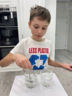 Растворение биопластика из молока в воде