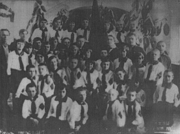 Отряду «КИМ» вручают Красное знамя Общества старых большевиков (1935 г.)