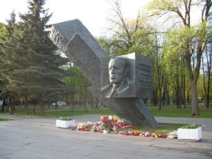 Памятник Д. М. Карбышеву в Москве, бульвар Генерала Карбышева [2]