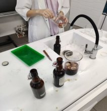 Процесс переливания раствора в бутылки