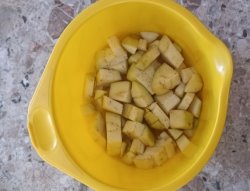 Нарезанные баклажаны, замоченные в растворе пищевой соды