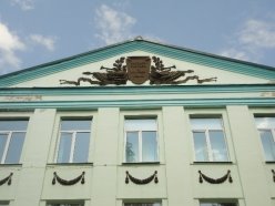Фотография геральдического щита на фронтоне учебного корпуса