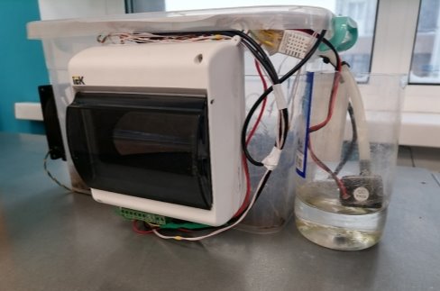 Прототип нашей системы фильтрации воздуха с живым фильтром и «умным» контроллером на корпусе