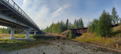 Современный автомобильный мост и железнодорожный мост 1950 года через реку Ид-Яха.
