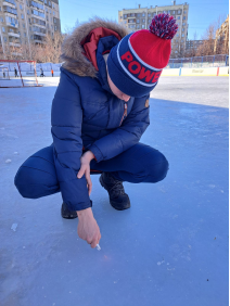 Измерение толщины льда на ледовой площадке
